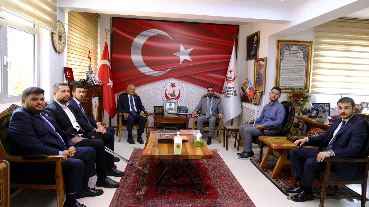 GazilerVakfi's tweet photo. Büyük Birlik Partisi Genel Başkan Yardımcısı Fehmi Güney ve kıymetli heyetini Genel Merkezimizde misafir ettik.

Genel Başkanımız Gazi Lokman Aylar ile gerçekleştirilen görüşmede, ülkemizin geleceğine dair ortak hassasiyetler, birlik ve beraberlik ruhu ile şehit ailelerimiz ve gazilerimizin meseleleri üzerine samimi bir fikir alışverişinde bulunuldu.

Nazik ziyaretleri ve kıymetli sohbetleri dolayısıyla kendilerine teşekkür ediyor, çalışmalarında başarılar diliyoruz.
