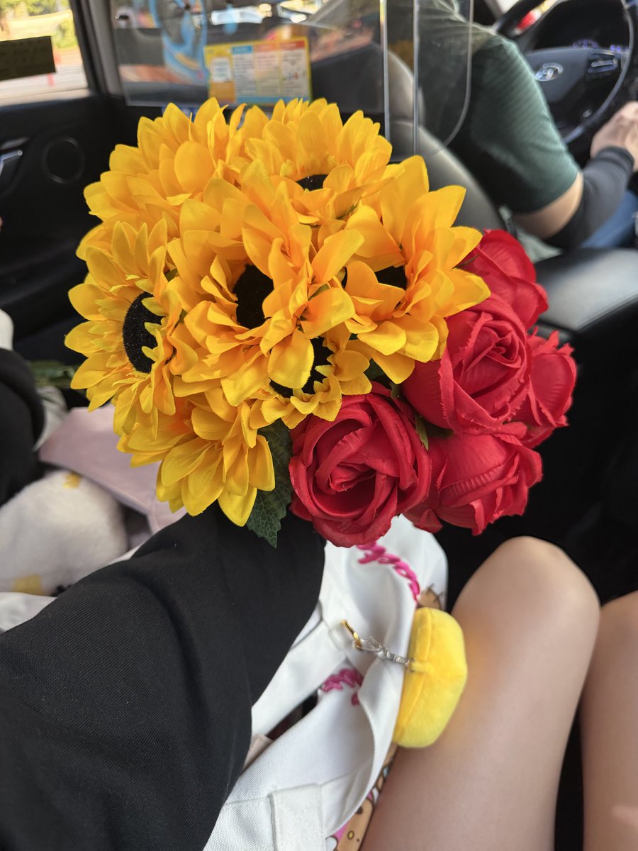 sweeter_nk's tweet photo. 私がsunkiが好きなことをsunooはよく知っています。向日葵はsunooのために🌻薔薇はnikiのために準備しました🌹
2人の2shotが見たいというのは、私自身の願いでした。
その結果、sunooの優しさに甘えてしまったような行動になってしまったと思っています。本当にごめんなさい。
sunooにも、sunooファンの皆さんにも、申し訳ない気持ちでいっぱいです。

ENHYPENのfansignに何度も参加していたことで、メンバーとの距離感を勘違いしてしまっていました。
アメリカで失礼な行動を取ってしまったことを深く反省しています。
アメリカが大好きなnikiの大切な時間を、私がnikiに会いたいという自分の気持ちを優先してしまったことで、会場の雰囲気を壊してしまいました。本当に申し訳ありません。

今までsweeter_nkとして私を応援してくださった方々、本当にありがとうございました。
𝒄𝒍𝒐𝒔𝒆