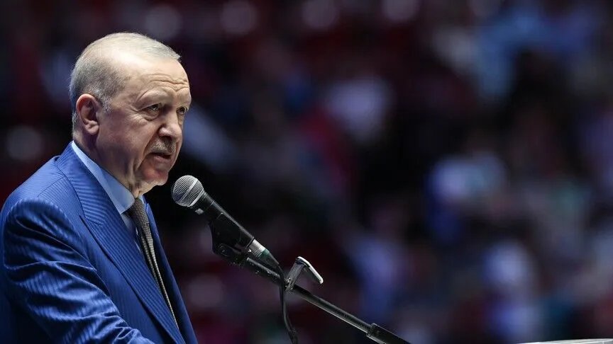 meattingmedya's tweet photo. TÜGVA Yaz Okulları Finali propgramında konuşan Cumhurbaşkanı Recep Tayyip Erdoğan, Galatasaray Rams Park Stadı'nda gençlere seslendi. 

Cumhurbaşkanı Recep Tayyip Erdoğan’ın sahneye çıkışı öncesinde TÜGVA tarafından bir koreografi düzenlendi. Koreografide Fatih Sultan Mehmet, Yavuz Sultan Selim, Sultan II. Abdülhamid ve Cumhurbaşkanı Erdoğan’a yer verildi.

Erdoğan; "Ülkemizin yarınlarına yön tayin edecek gençlerimizin, evlatlarımızın en iyi şekilde yetişmesi için tüm gücümüzle çalışıyoruz." açılmasında bulundu.