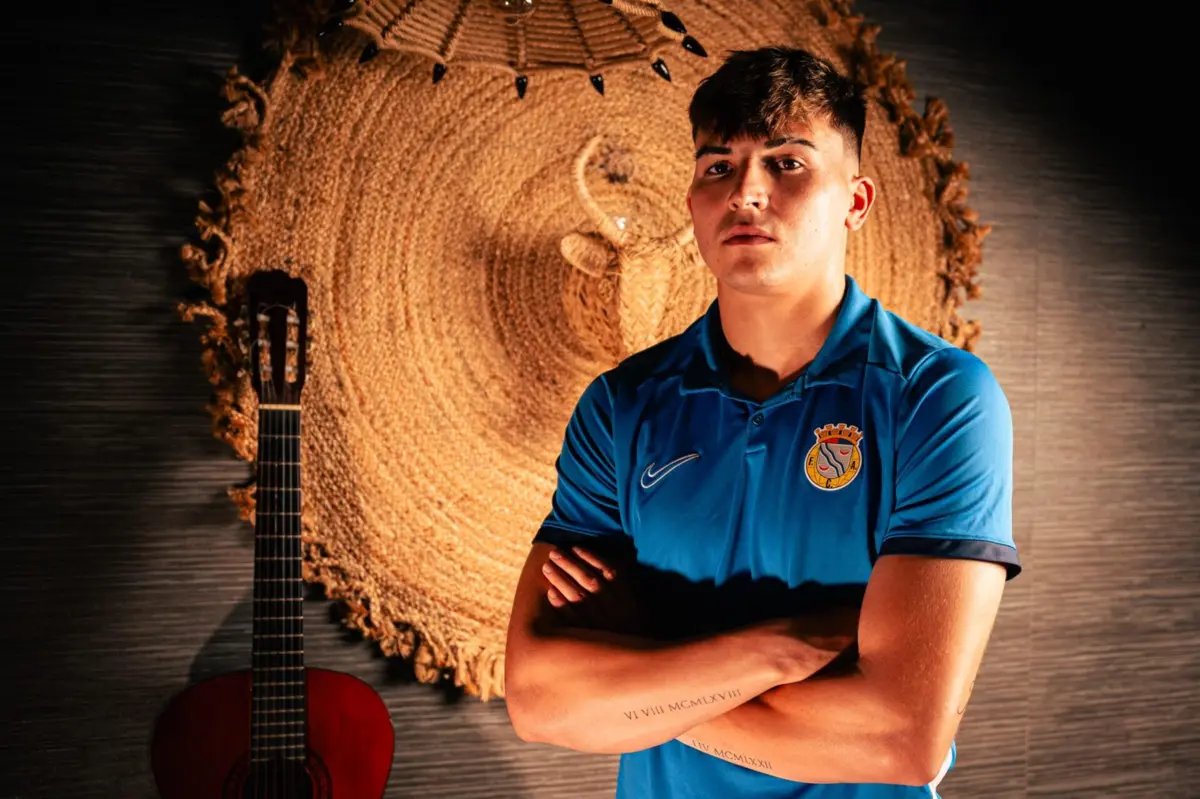 about_alverca's tweet photo. Defesas Laterais

Sem saídas, continuamos basicamente na mesma, e com a entrada do Toni Tamarit, que eu achava que era para uma possível saída do Nabil, estamos melhores, mas também me parece que entre o Nabil e o Spencer, algum vai sair até ao fim do mercado. (1/2) https://t.co/V9eBd6569K