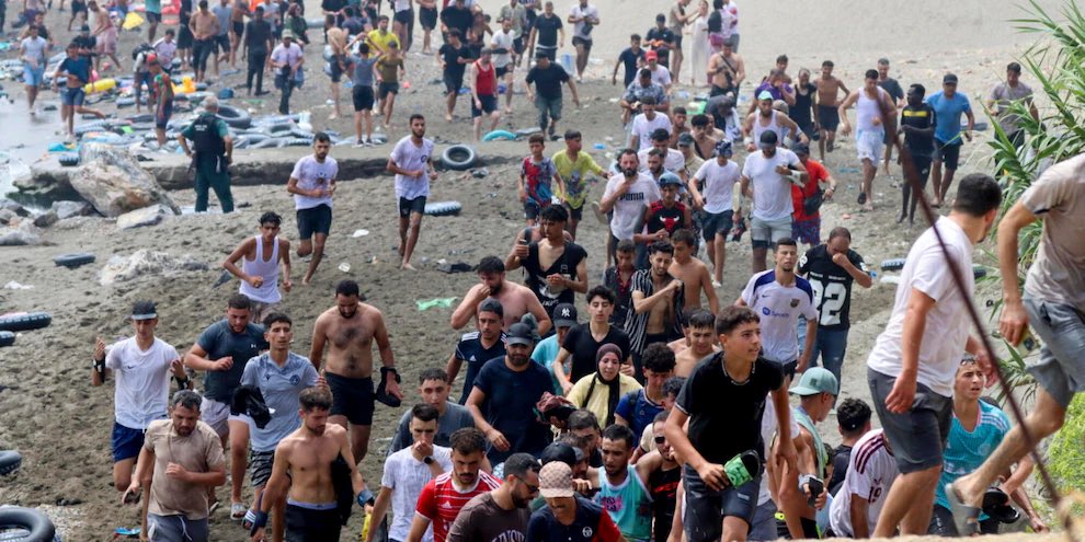 AndrejMaksiv's tweet photo. Le invasioni barbariche del 300 e 400 d.C. erano sicuramente meno barbariche di queste.

#Ceuta città spagnola con circa 87mila abitanti è tata invasa dal più di 100 mila potenziali criminali. 

#Schengen
#Marocco
#Spagna https://t.co/MEl0BGzF2S