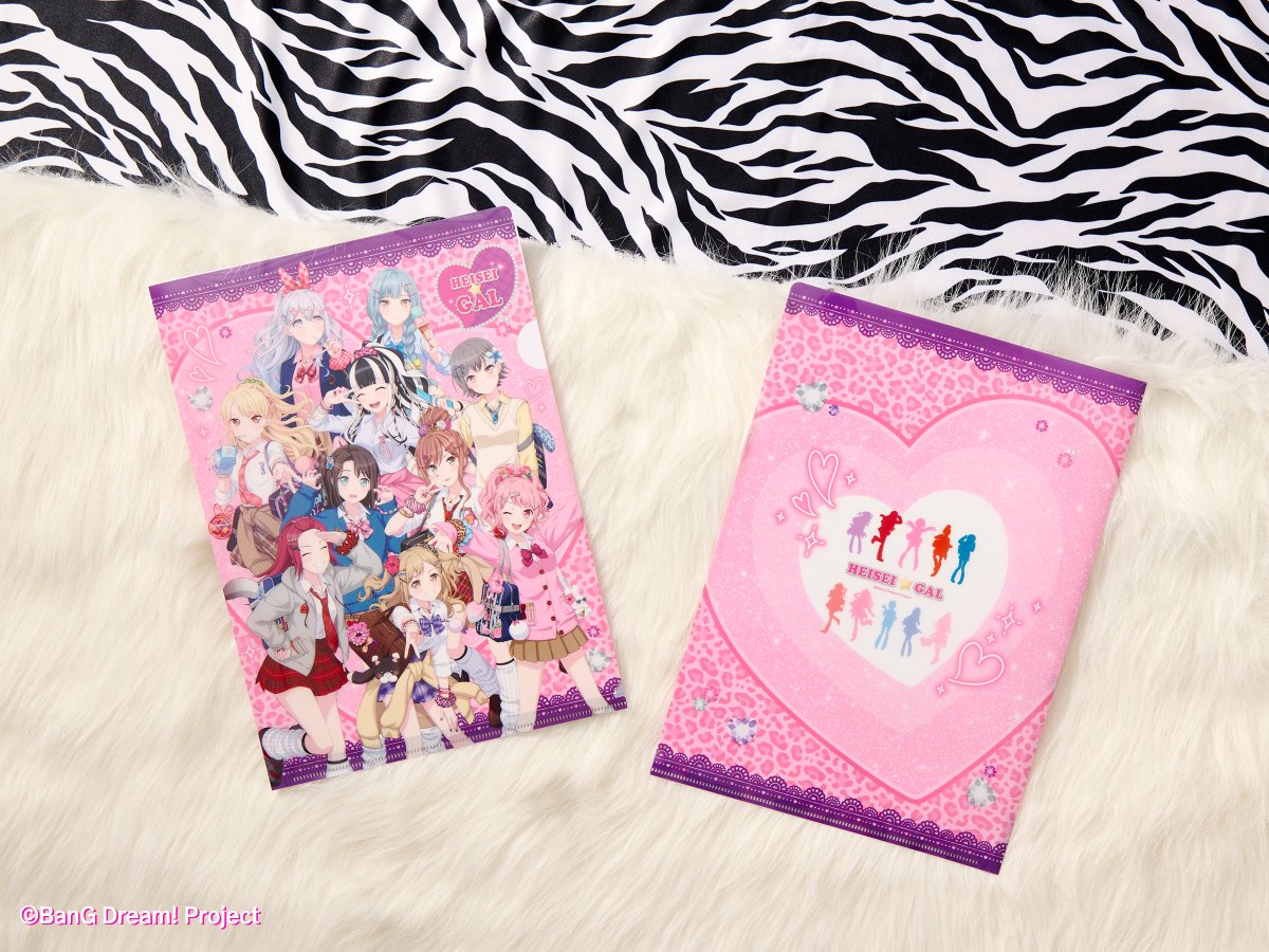 bushi_creative's tweet photo. 【✨商品紹介✨】
💗BanG Dream! 平成★GAL化計画！
　　　　　　　　　　in ゲーマーズ💗
　　　　  +｡･ﾟ･｡+☆+｡･ﾟ･｡+

BanG Dream!のﾒﾝﾊﾞｰが
平成ｷﾞｬﾙに変身💄✨
現在開催中のﾌｪｱ商品を
写ﾒでご紹介するょ😍
ぜひﾁｪｯｸしてね👀

📛特大アクリルスタンド
📛ジオラマアクリルスタンド
📛クリアファイル
📛お名前アクリルバッジ

---
🔗ﾎﾑﾍﾟ
https://t.co/2mneQvN9Jh

💖ﾌｪｱ💖
2026年8月1日(土)～8月23日(日)
ゲーマーズ通販 / ゲーマーズ全店

#バンドリ