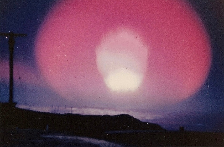 atomicarchive's tweet photo. «Teak» thermonuclear explosion with a yield of 3.8 Megatons conducted at an altitude of 76.8 km above Johnston Island, 11:50 p.m. July 31, 1958. These photos were taken from Maui, Hawaii, at an altitude of 3050 m and 1300 km from the explosion. https://t.co/BuoBznjAns