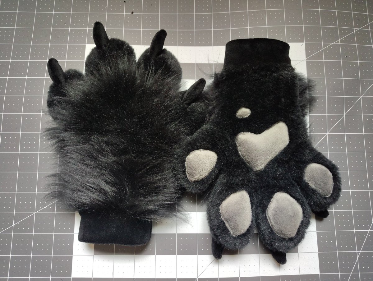 WickedForster's tweet photo. ✨Handpaws Sale✨

$45 + SAH (ships withing US only)

Fit a size 5 women's hands comfortably are unlined, small forming with comfortable machi minky wrist cuffs

More info and photos below 👇 https://t.co/PivSCyeSEh