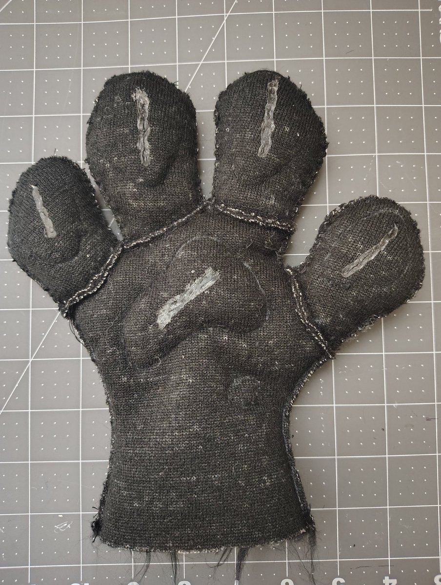 WickedForster's tweet photo. These are a prototype forefinger small paws with a more prominent thumb 
Paw pads and finger are for plushness.
I do not fully line my paws as a personal preference for better breathability

#fursuit #fursuitpaws #fursuitsale #handpaws #furry https://t.co/Tr6sIRkjpt