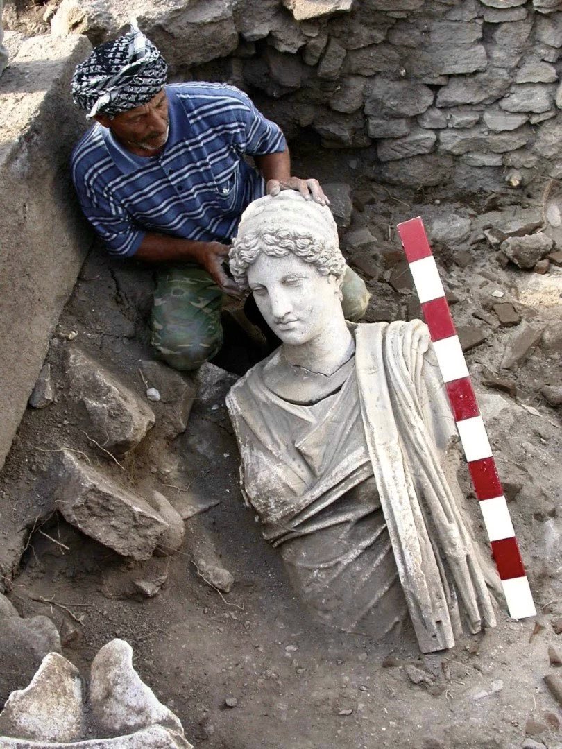 arkeologbirey's tweet photo. Manisa'nın Yunusemre ilçesindeki Aigai Antik Kenti'nde 2005 yılı kazılarında gün yüzüne çıkarılan Helenistik Döneme ait tanrıça Hestia heykeli https://t.co/U2bzyJuYlH