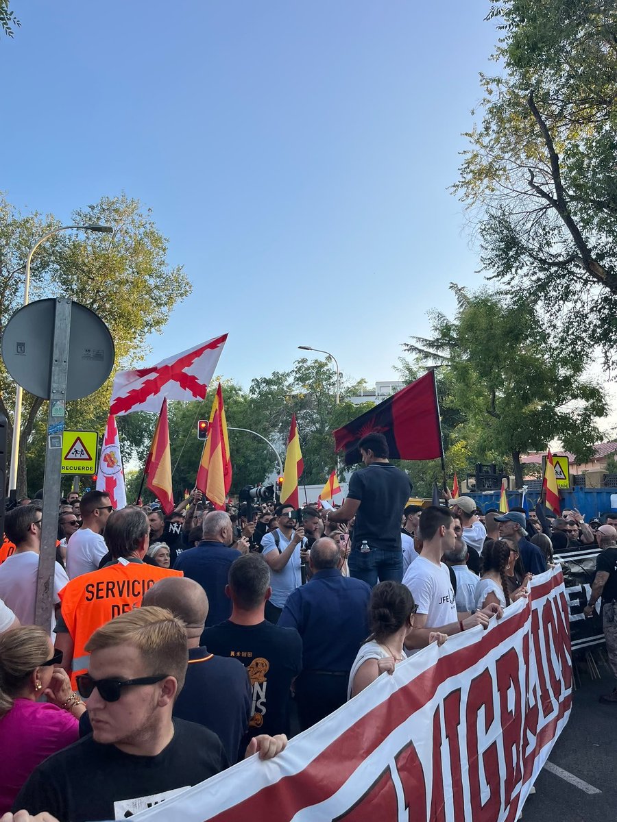 PenguenCahil's tweet photo. 🇪🇸 İSPANYA SAĞINDAN FAS'A SERT MESAJ: "MÜSLÜMAN DEĞİL, HRİSTİYAN İSPANYA!"

İspanya'da Franco döneminin köklü faşist ideolojisini temsil eden Falange Española de las JONS partisi, Fas ile yaşanan demografik ve kültürel gerilimlerin ardından resmi X hesabından net bir çizgi çekti. 

Sert Çıkış: Parti yaptığı paylaşımda, "Christian Spain, not Muslim" (Müslüman değil, Hristiyan İspanya) ifadesini kullandı.

Hedefte Fas Var: Gönderide kullanılan Fas bayrakları emojisiyle, İspanya'ya yönelik düzensiz göç ve Fas'ın bölgedeki kültürel etkisi doğrudan hedef alındı.

Kimlik Vurgusu: Aşırı sağcı parti, İspanya'nın tarihi ve dini kimliğinin sadece Katolik-Hristiyan temellere dayandığını sert bir dille ilan etti.