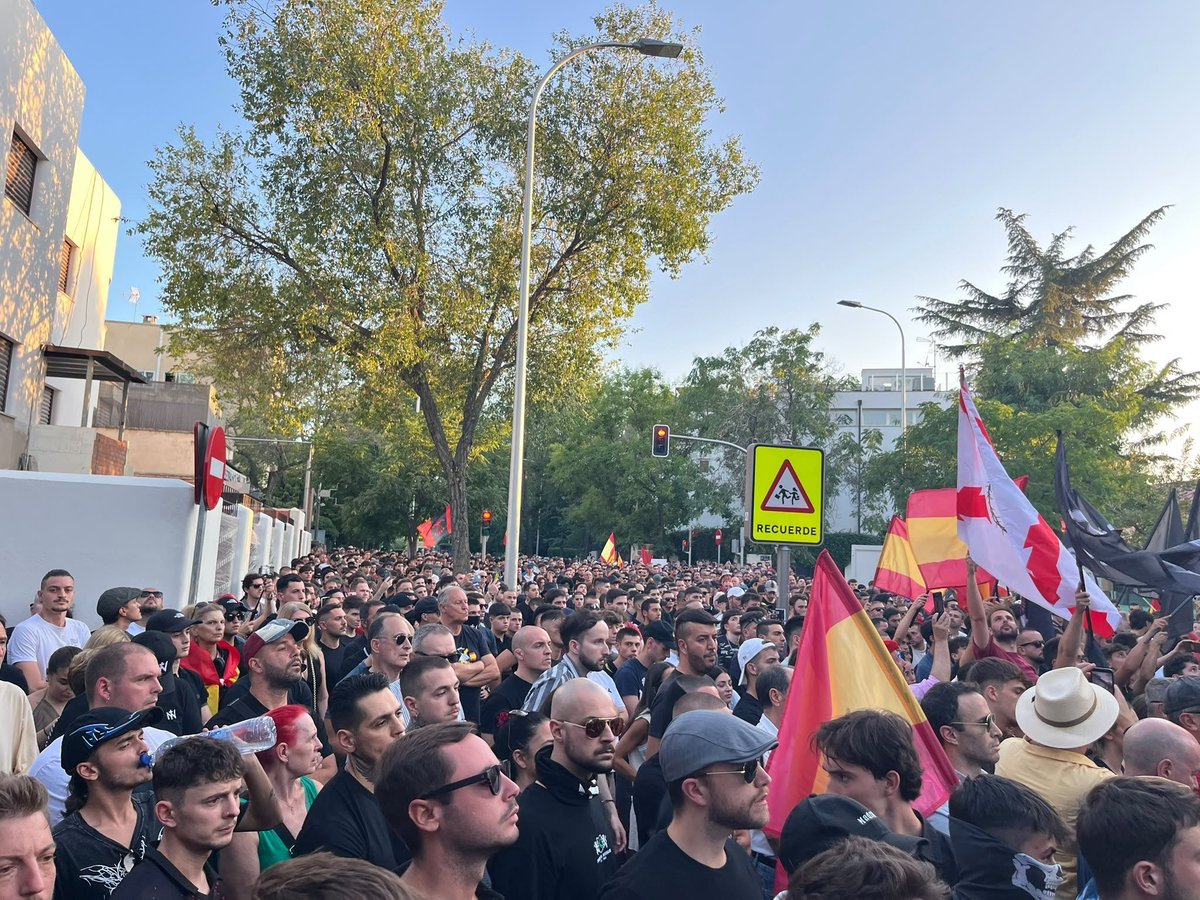 PenguenCahil's tweet photo. 🇪🇸 İSPANYA SAĞINDAN FAS'A SERT MESAJ: "MÜSLÜMAN DEĞİL, HRİSTİYAN İSPANYA!"

İspanya'da Franco döneminin köklü faşist ideolojisini temsil eden Falange Española de las JONS partisi, Fas ile yaşanan demografik ve kültürel gerilimlerin ardından resmi X hesabından net bir çizgi çekti. 

Sert Çıkış: Parti yaptığı paylaşımda, "Christian Spain, not Muslim" (Müslüman değil, Hristiyan İspanya) ifadesini kullandı.

Hedefte Fas Var: Gönderide kullanılan Fas bayrakları emojisiyle, İspanya'ya yönelik düzensiz göç ve Fas'ın bölgedeki kültürel etkisi doğrudan hedef alındı.

Kimlik Vurgusu: Aşırı sağcı parti, İspanya'nın tarihi ve dini kimliğinin sadece Katolik-Hristiyan temellere dayandığını sert bir dille ilan etti.