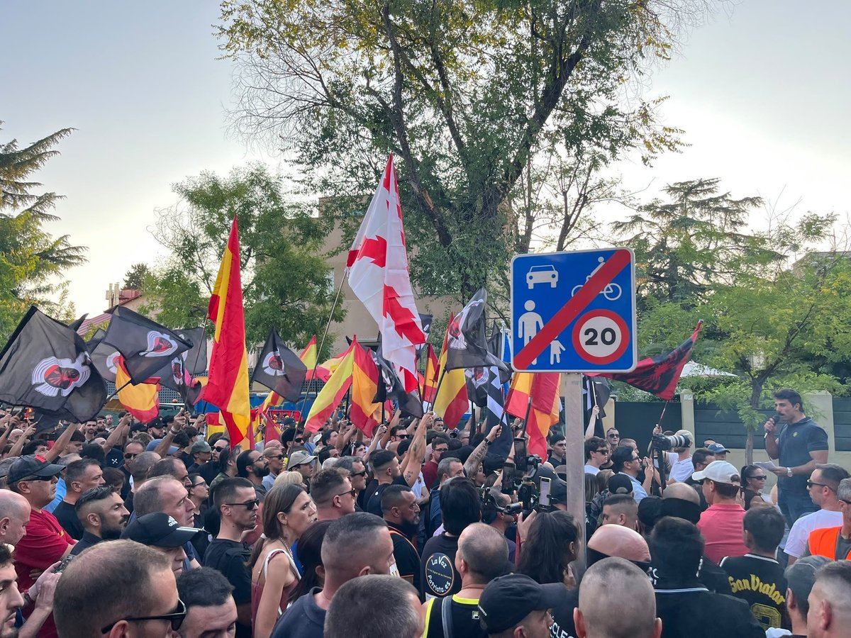 PenguenCahil's tweet photo. 🇪🇸 İSPANYA SAĞINDAN FAS'A SERT MESAJ: "MÜSLÜMAN DEĞİL, HRİSTİYAN İSPANYA!"

İspanya'da Franco döneminin köklü faşist ideolojisini temsil eden Falange Española de las JONS partisi, Fas ile yaşanan demografik ve kültürel gerilimlerin ardından resmi X hesabından net bir çizgi çekti. 

Sert Çıkış: Parti yaptığı paylaşımda, "Christian Spain, not Muslim" (Müslüman değil, Hristiyan İspanya) ifadesini kullandı.

Hedefte Fas Var: Gönderide kullanılan Fas bayrakları emojisiyle, İspanya'ya yönelik düzensiz göç ve Fas'ın bölgedeki kültürel etkisi doğrudan hedef alındı.

Kimlik Vurgusu: Aşırı sağcı parti, İspanya'nın tarihi ve dini kimliğinin sadece Katolik-Hristiyan temellere dayandığını sert bir dille ilan etti.