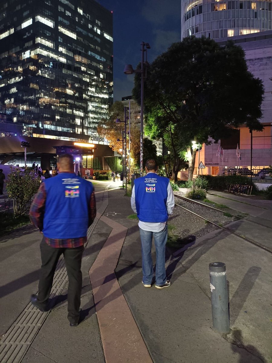 MHGOByJ's tweet photo. Como cada noche, atendiendo reportes vecinales, el equipo de Vía Pública recorre las zonas comerciales de Granada y Polanco para supervisar que las calles permanezcan libres de comercio informal. 

Seguimos trabajando por el orden y el espacio público.

#AlcaldíaMiguelHidalgo https://t.co/nq7p5NjWG3