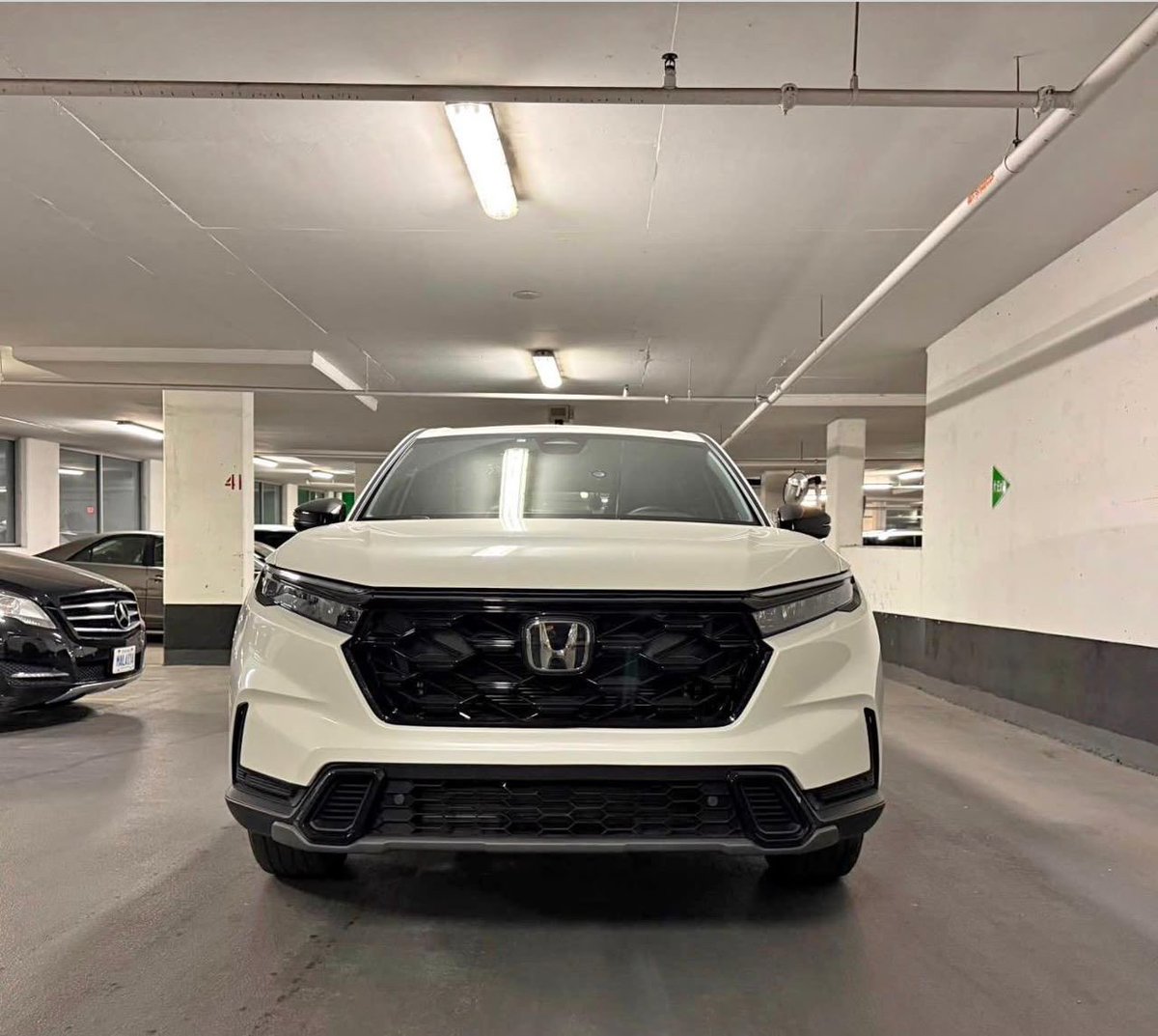 _owula's tweet photo. 2024 Honda CRV Touring
Hybrid
Clean title
Accident free
Leather seats
Sunroof
Apple CarPlay
Wireless charger
Heated seats etc
3k miles only
320k cedis including shipping
NB: this car has been shipped already https://t.co/1CvRMKAn6M