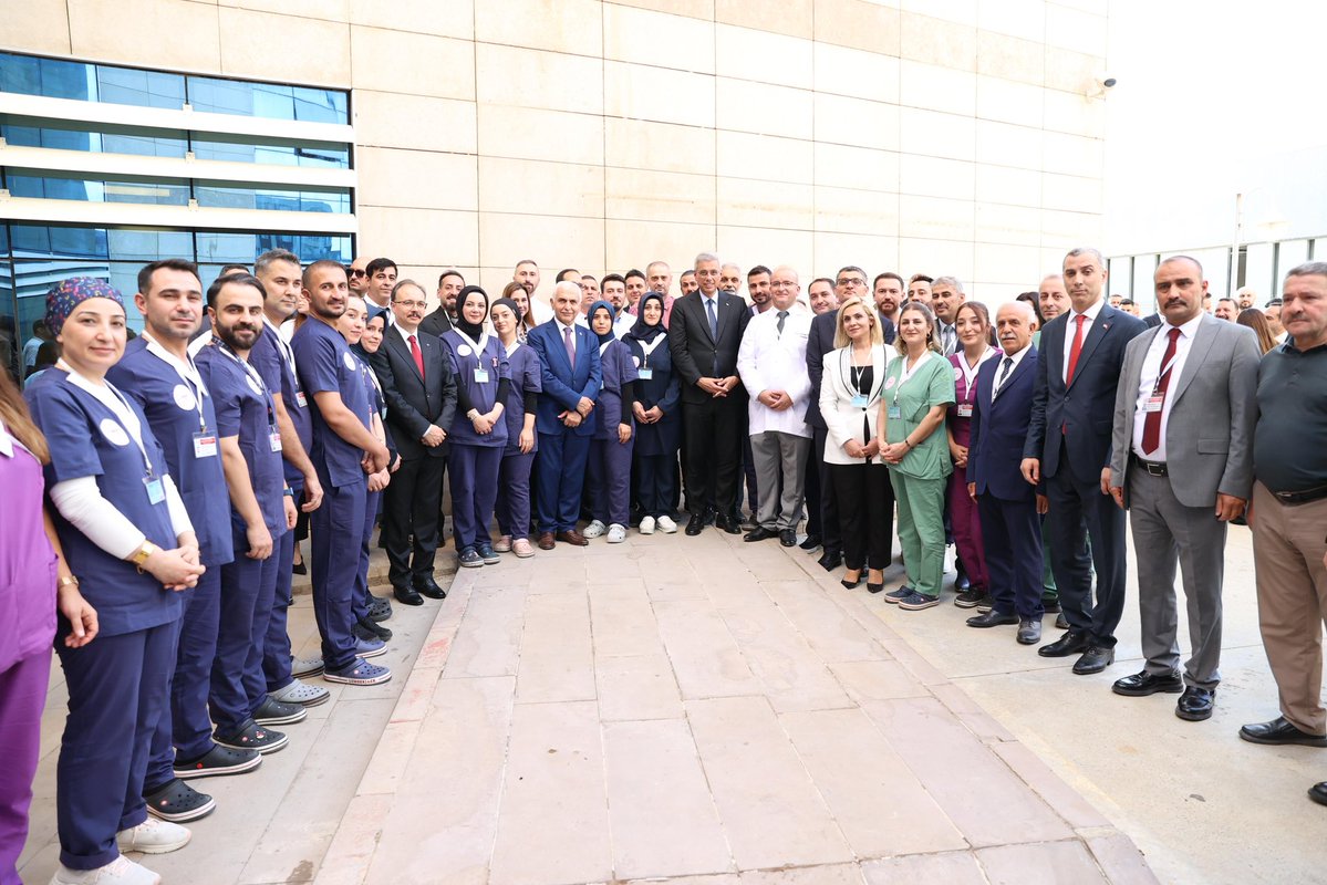saglikbakanligi's tweet photo. 📍Siirt

Sağlık Bakanımız Prof. Dr. Kemal Memişoğlu, Siirt Eğitim ve Araştırma Hastanemizi ziyaret etti.

Bakanımız, gece gündüz demeden büyük bir adanmışlıkla görev yapan fedakâr sağlık personelimizle bir araya gelerek çalışmalarında kolaylıklar diledi. https://t.co/mOS09JuJsu