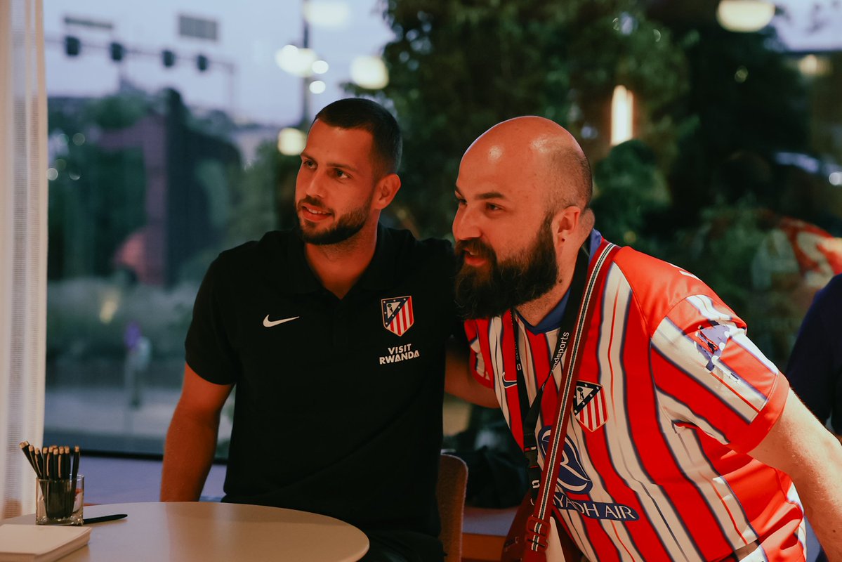 Atleti's tweet photo. Esta noche hemos compartido un agradable encuentro con integrantes de la Peña Atlética de Suecia. ¡Es un privilegio sentir el cariño de la gran familia rojiblanca en cada rincón del mundo! 🤗 https://t.co/zuH8rg63B8