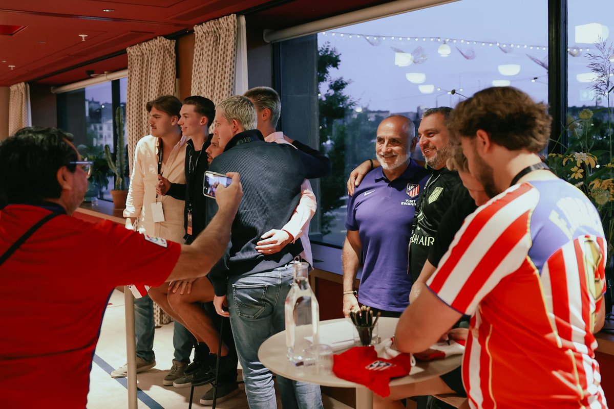 Atleti's tweet photo. Esta noche hemos compartido un agradable encuentro con integrantes de la Peña Atlética de Suecia. ¡Es un privilegio sentir el cariño de la gran familia rojiblanca en cada rincón del mundo! 🤗 https://t.co/zuH8rg63B8