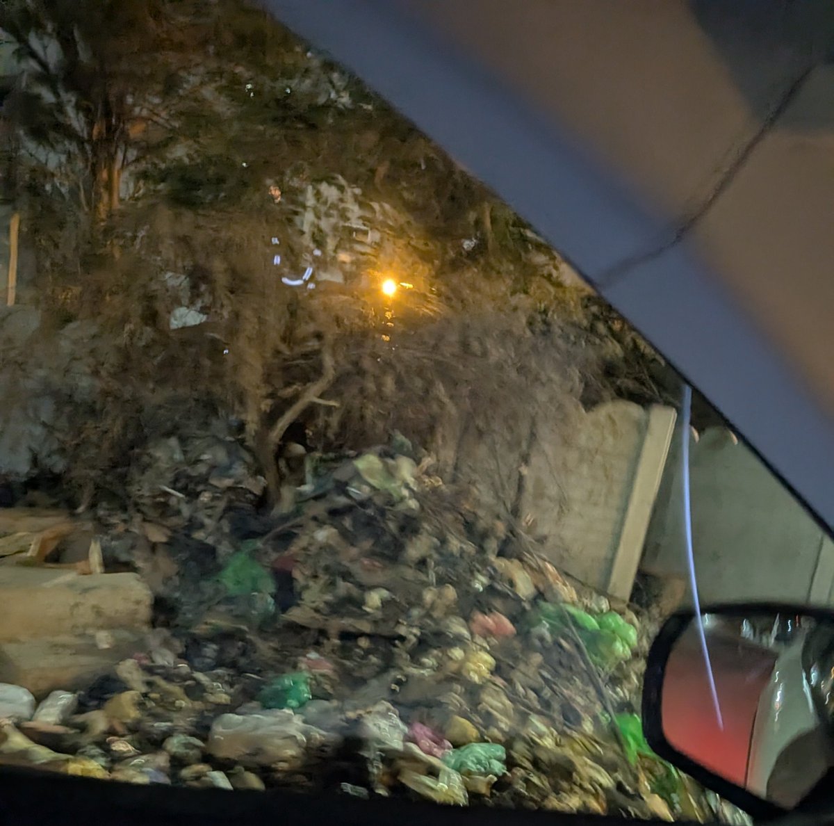 AshankAnsh's tweet photo. This is Varthur—one of Bengaluru’s fastest-growing suburbs.

• Roads riddled with crater-like potholes
• 2–3 km traffic jams are normal, any hour of the day
• Ambulances struggle to get through
• School children and office-goers spend hours covering just 2 km
• Garbage, dust, broken drains and missing footpaths are the new normal  SH-35 deadlines keep getting missed. 
The Varthur Lake bridge is in terrible shape. Yet luxury apartments here sell for ₹12,000–₹18,000+ per sq ft while basic infrastructure is ignored.

Who is accountable?

MLA? MP? BBMP? PWD?

Varthur isn’t asking for luxury.
We’re asking for safe roads, clean surroundings, proper traffic management, and accountability.Please don’t ignore the thousands of families who call this place home.
We deserve better.@CMofKarnataka
 @DKShivakumar
 @GBA_office
 @BlrCityPolice
@wftrps
@krishnabgowda
@GunjurCharan
@MALimbavali

#FixVarthur #Varthur #Bengaluru #SH35 #RoadSafety #Infrastructure
