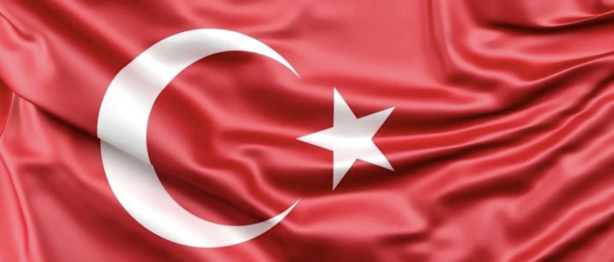 OnurDeve's tweet photo. 2 Eylül Spor Kulübü’ne Veda

2 Eylül Spor Kulübü Başkan Vekilliği görevimden ayrılmış bulunuyorum.

Görev yaptığım süre boyunca, 2 Eylül Spor’un yalnızca bir spor kulübü değil, Eskişehir futboluna değer katan, genç yetenekler yetiştiren ve geleceğin futbolcularını Eskişehir futboluna kazandıran bir futbol fabrikası olması gerektiğine inandım.

Dileğim ve temennim; bundan sonra da 2 Eylül Spor’un bu misyonundan hiçbir zaman vazgeçmemesi, altyapıya ve gençlerimize yatırım yapmaya devam etmesi ve Eskişehir futbolunun geleceğine katkı sağlayan güçlü bir yapı olarak yoluna devam etmesidir.

Bugüne kadar birlikte görev yaptığım tüm yönetici arkadaşlarıma, teknik ekibimize, sporcularımıza, kulüp çalışanlarımıza ve bizlere destek veren herkese teşekkür ediyorum.

Görevi devralacak olan yeni yönetime de başarılar diliyorum. Umarım 2 Eylül Spor’u daha ileriye taşır, kulübümüzün hedeflerini büyütür ve Eskişehir futboluna kalıcı değerler kazandırmaya devam ederler.

Ben artık yönetimin bir parçası olmayacağım; ancak 2 Eylül Spor’u ve Eskişehir futbolunu takip etmeye devam edeceğim.

Takipteyiz… İzliyor olacağız.

Yolunuz açık, başarılarınız daim olsun.

Onur Deve
2 Eylül Spor Kulübü Başkan Vekili