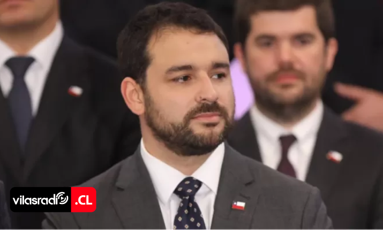 VilasRadio's tweet photo. 🧪💼 GIRO EN CASO SUBSECRETARÍA DE HACIENDA: NUEVO TEST ARROJA NEGATIVO Y EXAUTORIDAD ASEGURA CUMPLIR ESTÁNDAR PARA EL CARGO 📄🇨🇱

👉 Juan Pablo Rodríguez presentó un examen de pelo realizado en la Universidad Católica para desmentir el consumo de drogas y rechazar la versión del laboratorio Corthon Health. La exautoridad acusó anomalías en la cadena de custodia y aseguró que cuenta con todos los antecedentes para reincorporarse al Gobierno.

🔗 Revisa la declaración completa del exsubsecretario y los antecedentes de la controversia aquí:
👉 https://t.co/BaHahVZb3g

#Hacienda #JuanPabloRodríguez #PolíticaChilena #GobiernoDeChile #UC #CorthonHealth #VilasRadio