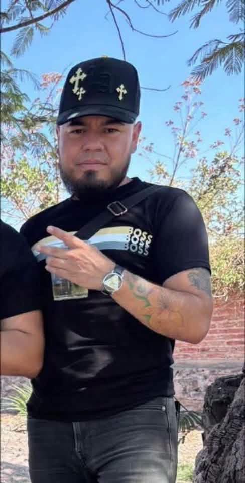 JaliscoRojo's tweet photo. Este sujeto apodado el gringo, se presentó a una tienda de abarrotes del municipio de Tonalá, Jalisco acompañado de dos  sujetos a extorsionar, exigiendo el llamado cobro de piso a cambio de protección.
Afirman que su jefe de célula es un sujeto apodado “Don Paco”. https://t.co/n7YNzkg907