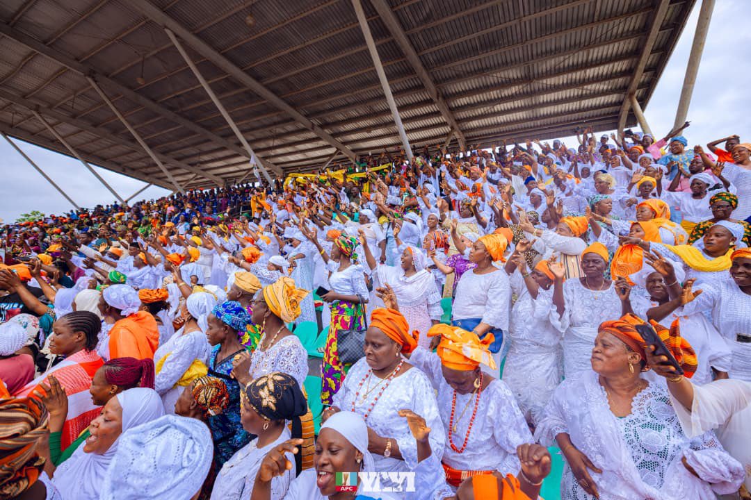 Sen_AdeolaYAYI's tweet photo. We successfully concluded the Ogun West edition of our 5th Market Women/Men Support Fund Empowerment Programme, completing this year’s outreach across the three senatorial districts of Ogun State. https://t.co/fXlcnw6aXe