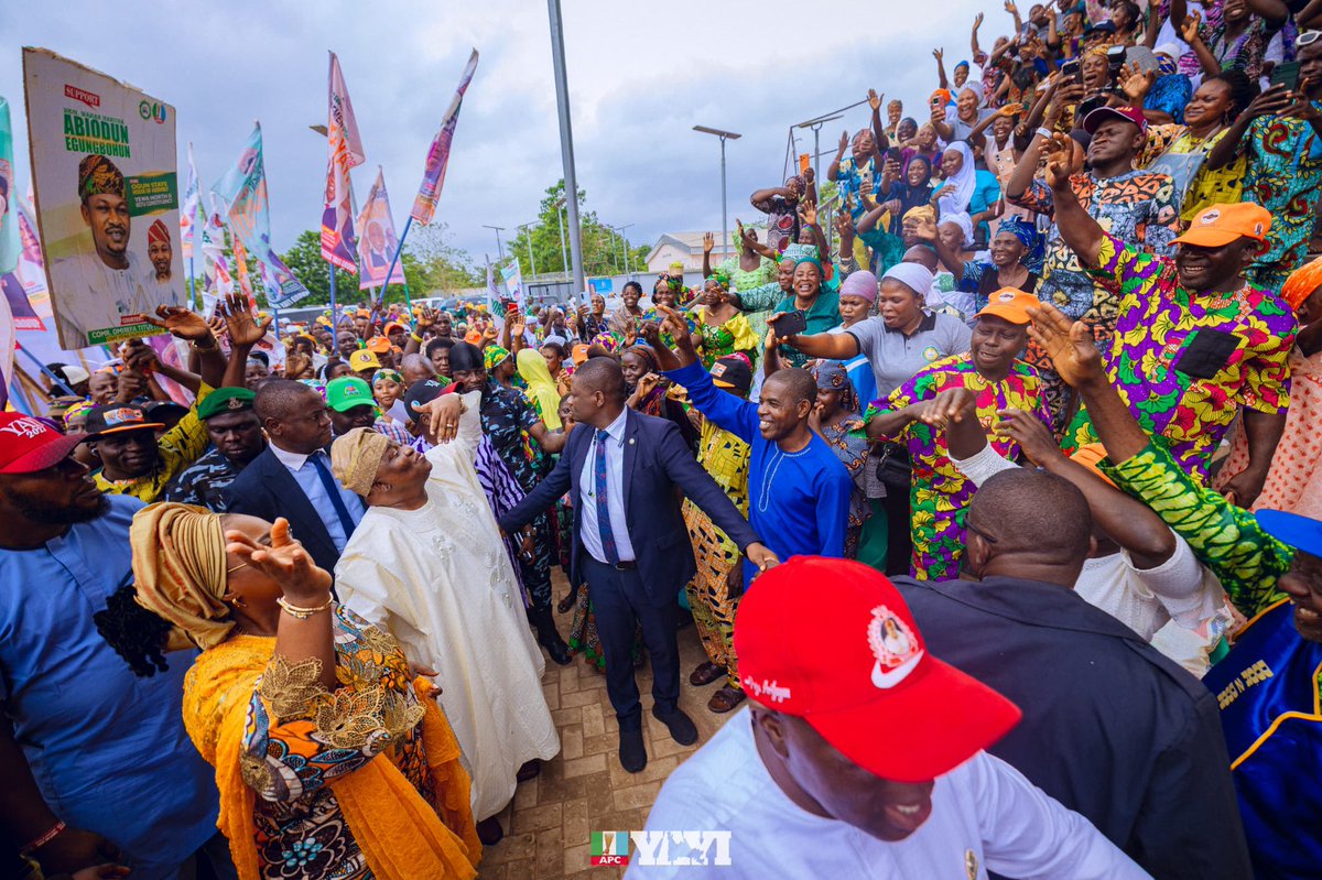 Sen_AdeolaYAYI's tweet photo. We successfully concluded the Ogun West edition of our 5th Market Women/Men Support Fund Empowerment Programme, completing this year’s outreach across the three senatorial districts of Ogun State. https://t.co/fXlcnw6aXe