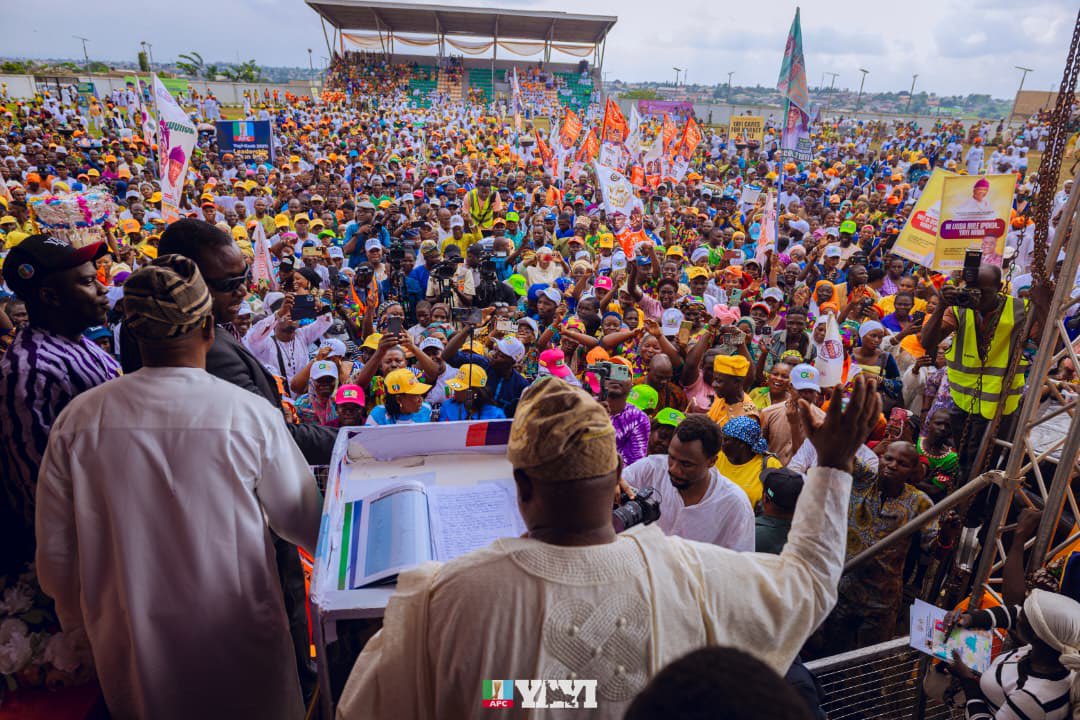 Sen_AdeolaYAYI's tweet photo. We successfully concluded the Ogun West edition of our 5th Market Women/Men Support Fund Empowerment Programme, completing this year’s outreach across the three senatorial districts of Ogun State. https://t.co/fXlcnw6aXe
