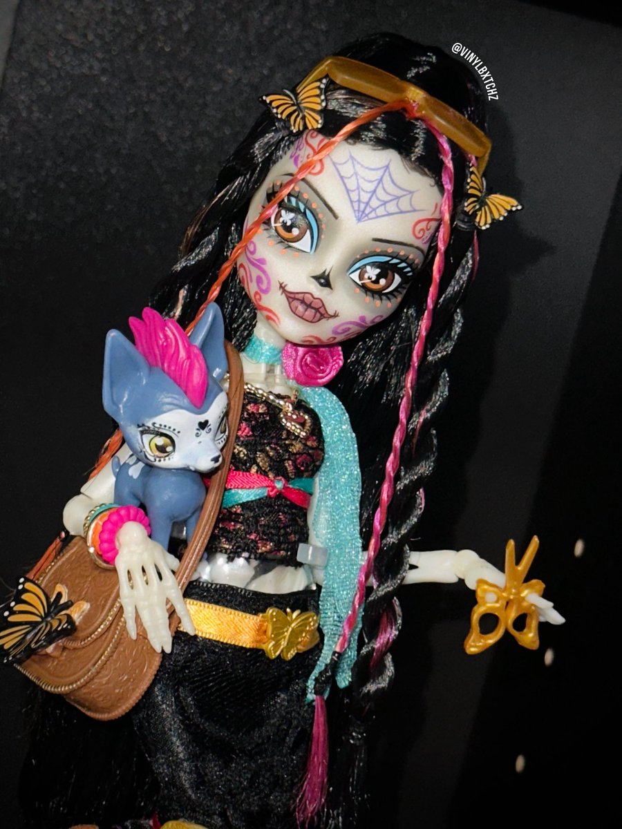 vinylbxtchz's tweet photo. Señorita Skelita her fashions freaky-fabonita 🦋💐☠️
#MonsterHigh #SkelitaCalaveras https://t.co/F7joWzjHgg