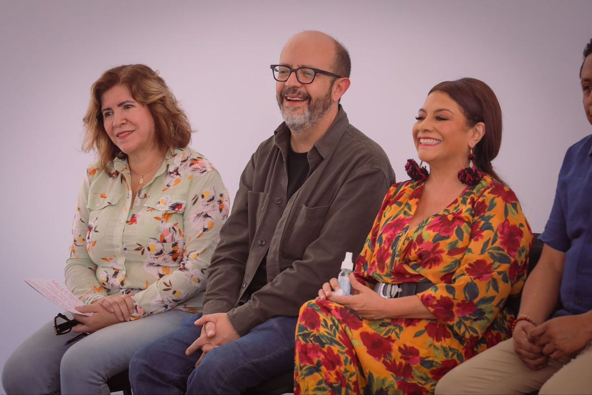 Vivienda_CDMX's tweet photo. 🏘️ La #JefaDeGobierno, @ClaraBrugadaM, encabezó, junto con nuestro secretario de #Vivienda, @IntiMunoz, y la subsecretaria de @sauh_sv_cdmx, @LupitaChavez_C, la entrega de los trabajos de rehabilitación del programa #OTOCH en la Unidad Habitacional Cuitláhuac, así como en Villa Estrella I, Frente 7 y Santa María 31, en la @Alc_Iztapalapa.
1/3 🧵