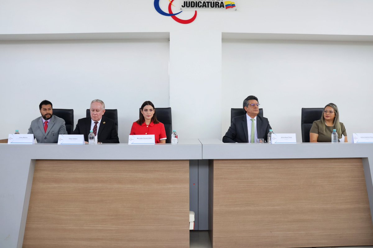 CJudicaturaEc's tweet photo. 📍| #CJEnTerritorio

En Ibarra, la presidenta Mercedes Caicedo Aldaz (@mechascaicedo), junto con César Córdova, defensor del Pueblo (e) y autoridades locales, participaron en el lanzamiento del plan piloto del proyecto institucional "Escuela en Movimiento – EFJ Móvil". Esta iniciativa de la @EscuelaCJec tiene el objetivo de fortalecer la presencia territorial y generar un acercamiento con estudiantes, egresados, profesionales del Derecho y universidades. 

La jornada operativa se desplegó de manera itinerante en los cantones de Ibarra y Otavalo e incluyó actividades paralelas con el apoyo de la @DEFENSORIAEC.  🧵
