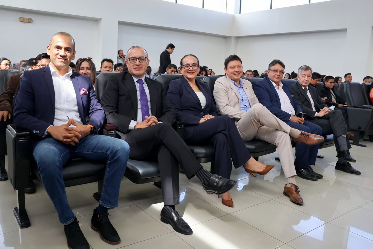 CJudicaturaEc's tweet photo. En su intervención, la presidenta señaló: "No se trata solamente de hacer buenos abogados, sino de hacer buenas personas. Una buena persona va a ser un gran funcionario judicial, un gran juez y un gran servidor". 

📚Además, mencionó que el Proyecto "Escuela en Movimiento" impulsará la formación y capacitación de quienes integran el sistema de justicia en todo el país.

#JusticiaConIndependenciaCJ ⚖️