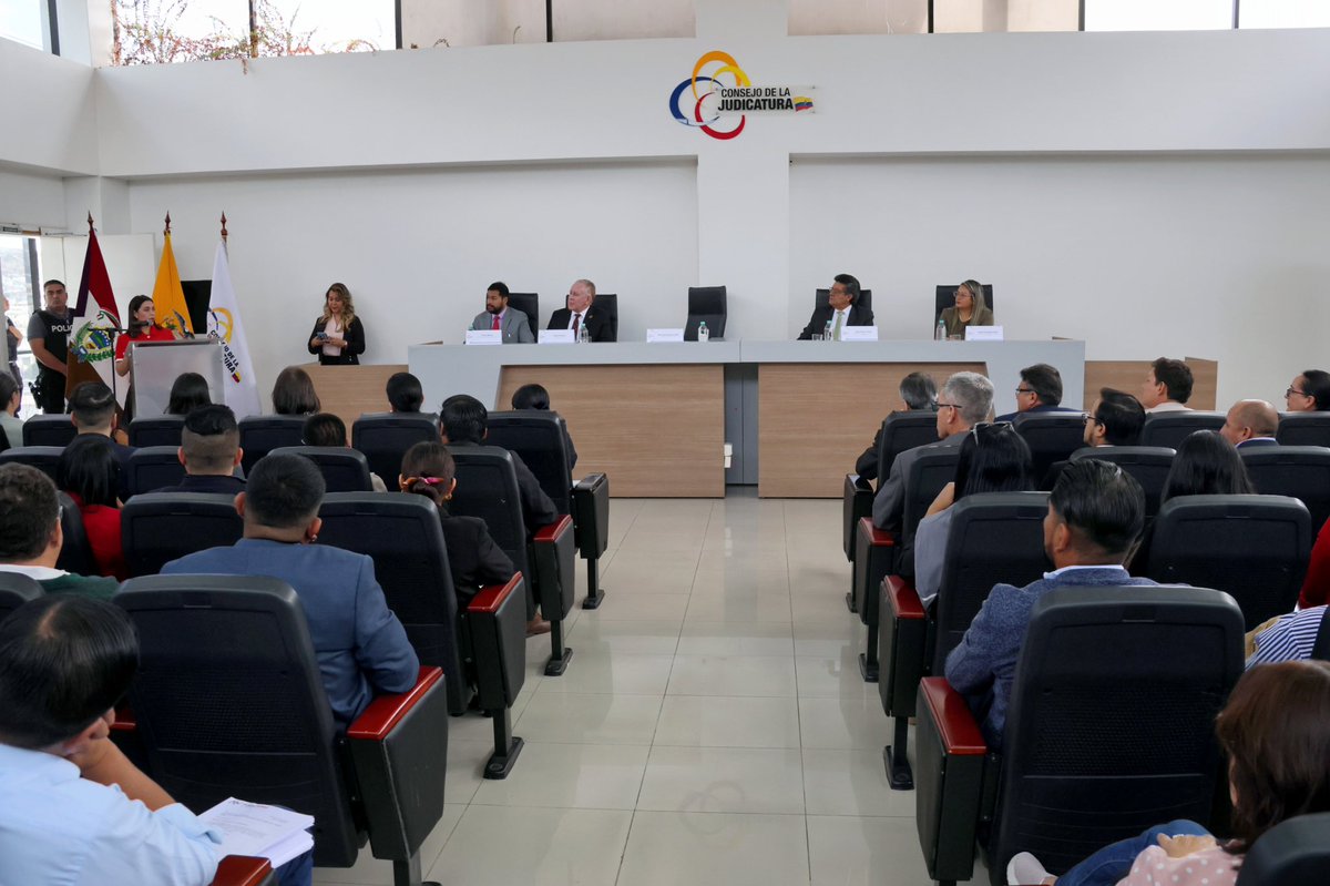 CJudicaturaEc's tweet photo. En su intervención, la presidenta señaló: "No se trata solamente de hacer buenos abogados, sino de hacer buenas personas. Una buena persona va a ser un gran funcionario judicial, un gran juez y un gran servidor". 

📚Además, mencionó que el Proyecto "Escuela en Movimiento" impulsará la formación y capacitación de quienes integran el sistema de justicia en todo el país.

#JusticiaConIndependenciaCJ ⚖️