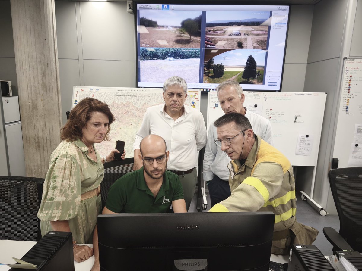 Educar06Diego's tweet photo. La evolución del #IFVeguellina es favorable tras el gran esfuerzo de todo el operativo de extinción #Infocal. Se trabaja para contener el avance hacia #Moreda, que junto a #Prado y #SanPedro continúan desalojados. El #Cecopi, reunido en la @jcyl, mantiene el IGR2. https://t.co/PGIaWfemvZ
