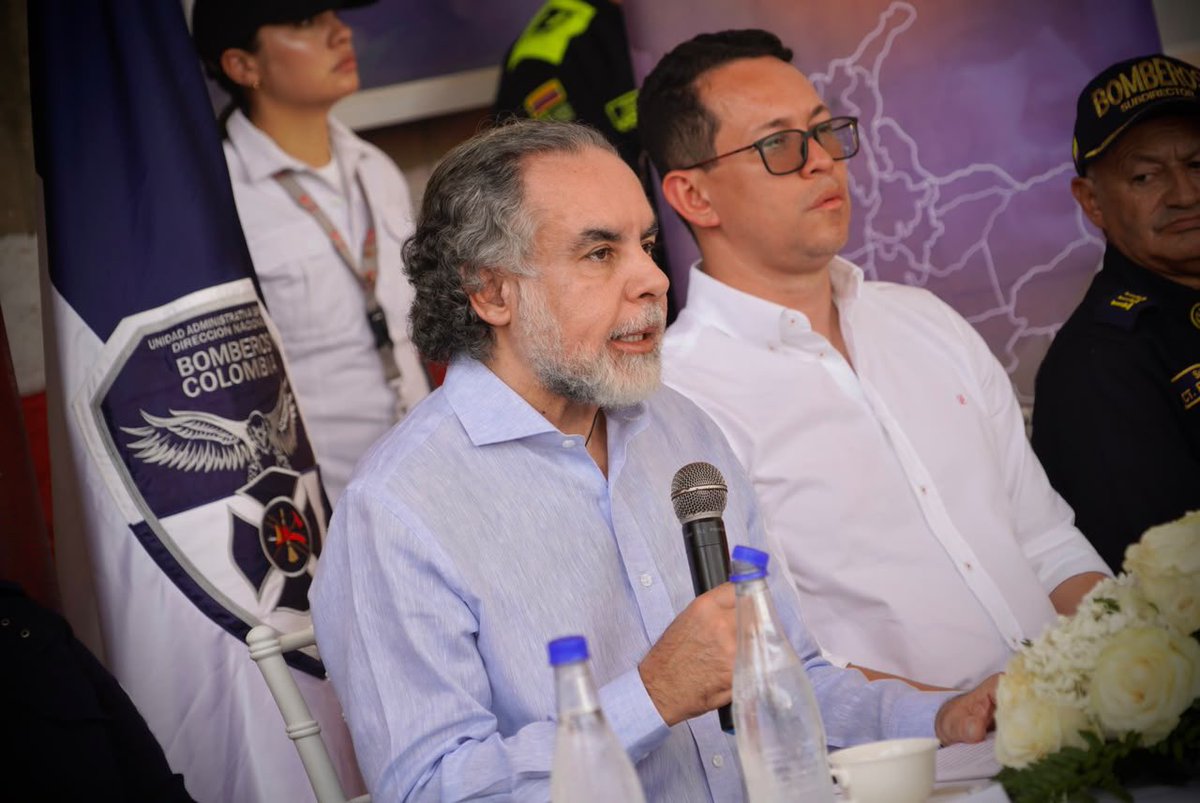 AABenedetti's tweet photo. Me hace feliz que mi último acto público como ministro del Interior sea en Soledad, Atlántico. Hoy entregamos equipos, herramientas y kits de última tecnología y calidad para el Cuerpo de Bomberos del municipio, un compromiso del Gobierno del Cambio para afrontar las emergencias climáticas y del Fenómeno del Niño que se avecina. @MinInterior @DNBomberosCol @soledadalcaldia