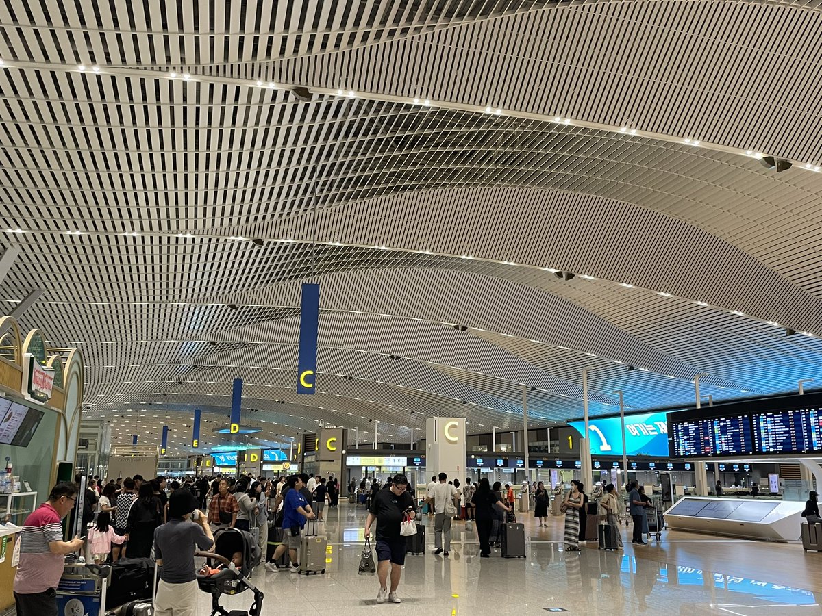 rai_ka2014's tweet photo. 【8月1日】
空港楽しすぎる！！✈️
どんなお客様がいるのかなぁって観察するの好きだし、GSの対応を観察するのも好き。
朝4時の仁川国際空港、T2から。 https://t.co/N8X9jzrT14