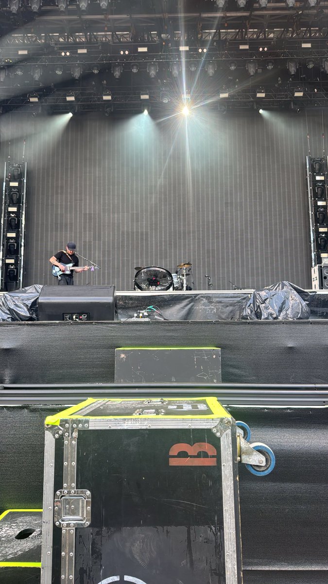 simonaamilo's tweet photo. center barricade for the nbhd and tøp 
this is insane https://t.co/PBWyIXobAF