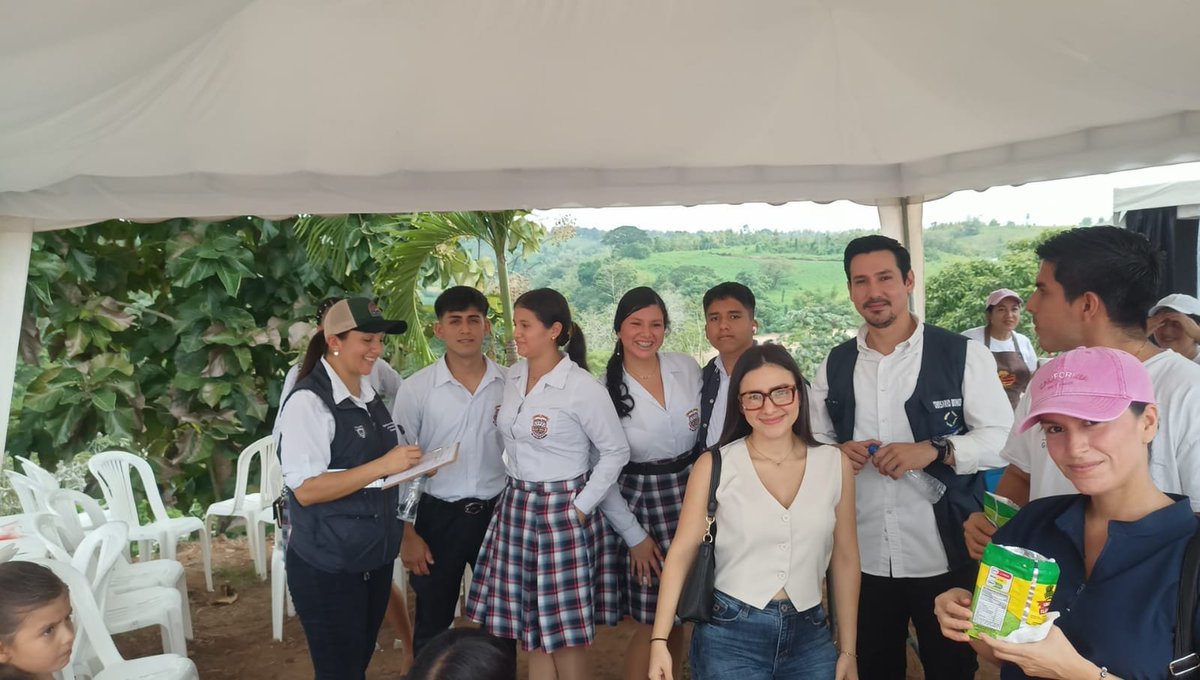 AgrocalidadZ4's tweet photo. 🤝 | #AgrocalidadEnTerritorio

En #Manabí participamos en la Expoferia ULEAM Campus Vivo Pichincha 2026, compartiendo información sobre los servicios y acciones de #Agrocalidad para fortalecer el desarrollo del sector agropecuario.

 #ProtegemosElAgroEcuatoriano 💪🏽 https://t.co/S0wevACTHo