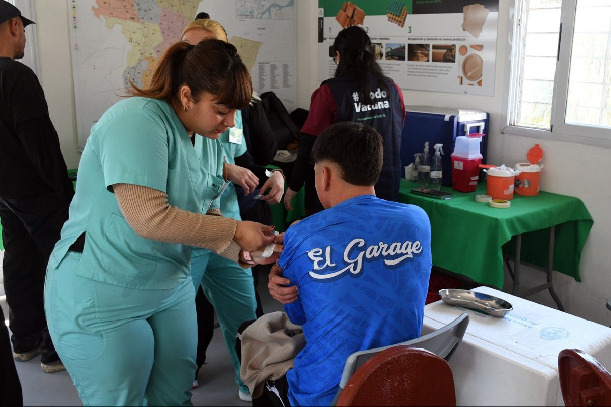 _SantaFeCapital's tweet photo. #ModoVacuna: el municipio capacitó y vacunó a trabajadores del Complejo Ambiental

Integrantes de la Asociación Civil Dignidad y Vida Sana participaron de una jornada de concientización sobre vacunación y recibieron sus correspondientes dosis para completar el carnet.

🔗 Más info: https://t.co/sLqPa3WXik