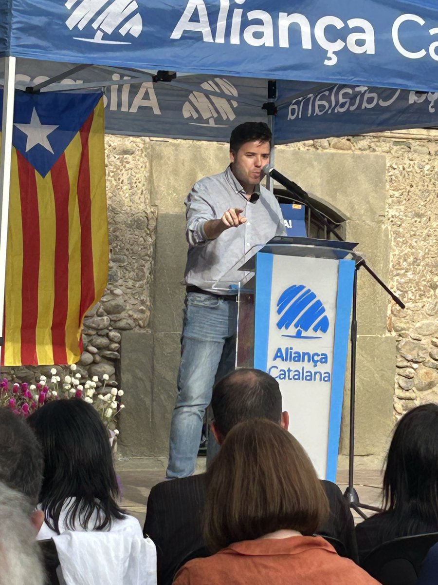 EnricFito's tweet photo. @orriolsderipoll Avui a Manlleu ha sigut sensacional !!

#SalvemCatalunya https://t.co/DxwvVjczIK
