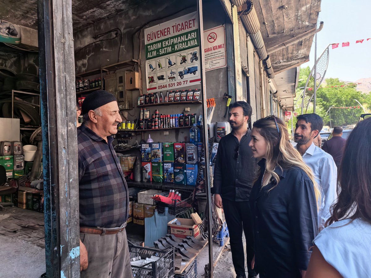 irem_bayram's tweet photo. 📍Çatak Ziyaretimiz

Çatak ilçemizi ekibimizle birlikte ziyaret edip işletme sahipleri, esnaflar, iş insanları ve halkımızla bir araya geldik. İlçemizin ekonomik dinamikleri yerinde inceledik. Görüşmelerimizde ilçenin en önemli gündem maddeleri olan ulaşım, göç ve istihdam yetersizliği gibi ekonomik temelli yapısal sorunları ayrıntılı bir şekilde masaya yatırdık. 

Görüşmelerimizde ilçenin en önemli ekonomik değerleri olan Çatak balı, cevizi, armudu konusunda markalaşma ihtiyacını ve buna yönelik fikirlerimizi dile getirdik. Hayvancılık potansiyelinin kullanılması; ekonomik katma değer yaratması adına kapsamlı çözüm önerilerimizi paylaştık. 

Samimi ilgileriyle bizleri ağırlayan, görüş ve önerileriyle çalışmamıza ışık tutan tüm Çatak halkına, kıymetli esnafımıza ve iş insanlarına en kalbi şükranlarımızı sunarız.