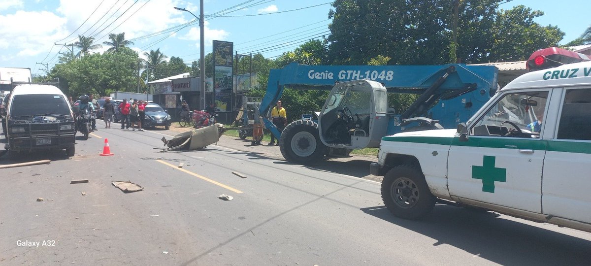 endesarrollo_sv's tweet photo. @CvsOficial brinda auxilio a 3 personas que resultaron lesionadas en un accidente de tránsito sobre km 30½, carretera que conduce de redondel Claudia Lars hacia San Juan Opico, sector de Sitio del Niño.
Los pacientes fueron estabilizados y trasladados a un hospital. https://t.co/yzbgInVia0