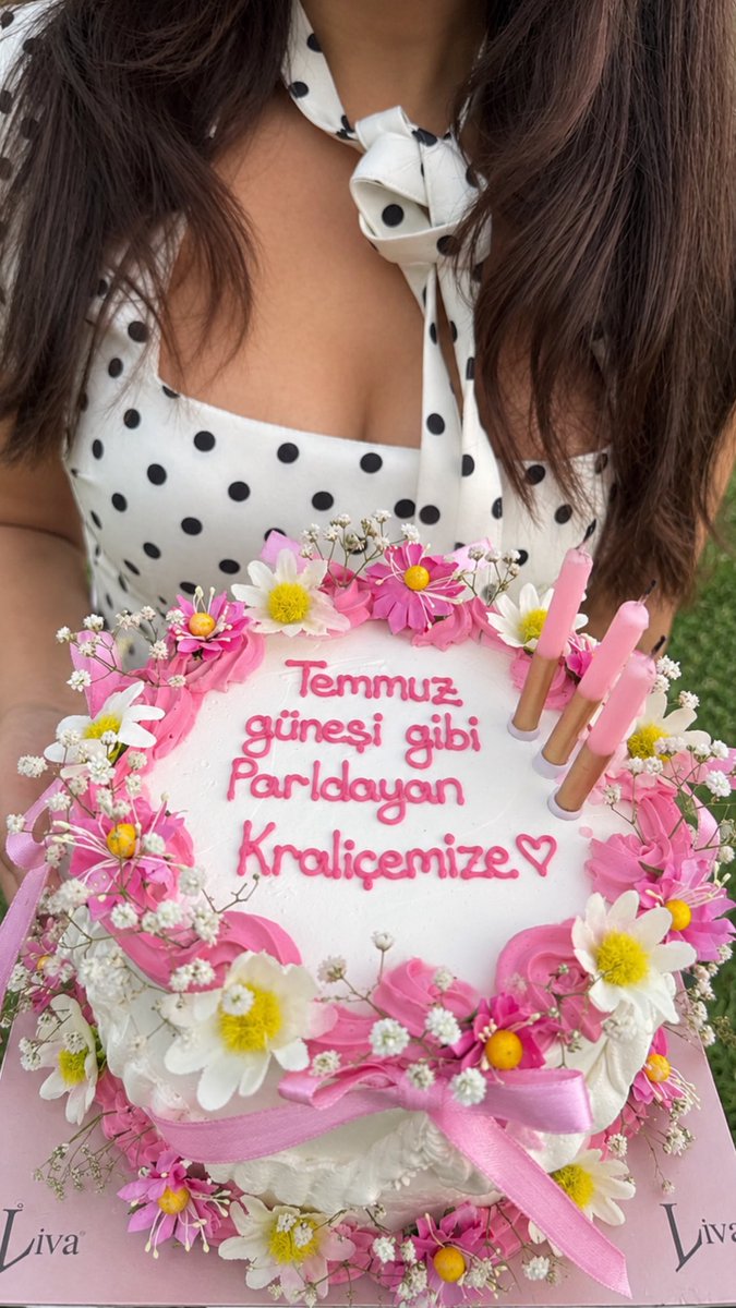 saykitkat_'s tweet photo. Bugün kendime bir teşekkürü borç biliyorum.

Geride bıraktığım yaş; bana bazen kaybetmeyi, bazen yeniden başlamayı, bazen de ait olmadığım yerlerden sessizce ayrılabilmeyi öğretti. Hayatımın yönü değişti, yollarım değişti, ben değiştim.
İyi ki kendine yaslanmayı öğrendin. https://t.co/Ro6ALq31MX