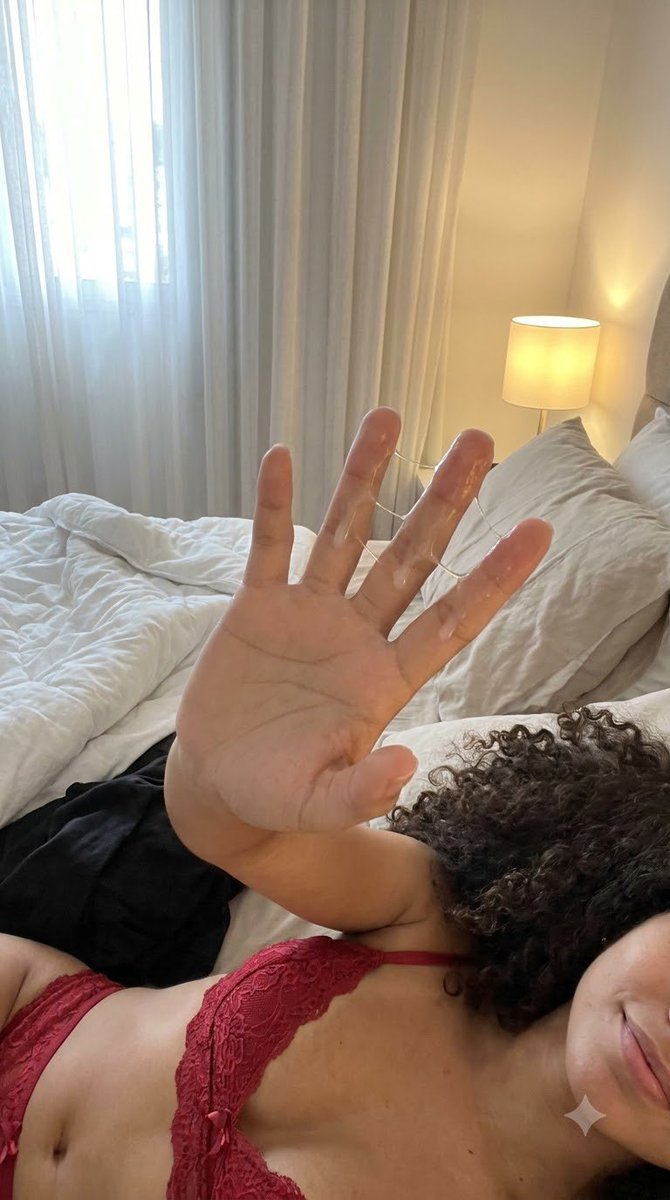 LuanaCesar26's tweet photo. Quando a chamada de vídeo termina, mas a prova fica na mão... 💦 Será que ele aguentou até o final?

#pov #mão #lubrificação #natural #chamadadevideo #provocante #sensual #sextafeira #intimo #conteudoexclusivo https://t.co/kdDkguVJ2M