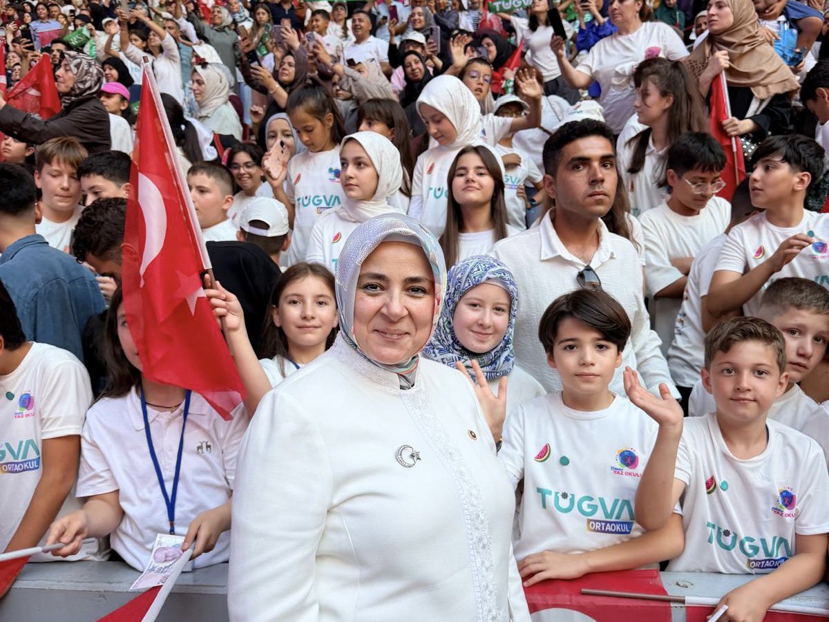 tugbaisikercan's tweet photo. 📍İstanbul | RAMS Park

Genel Başkanımız ve Cumhurbaşkanımız Sayın @RTErdogan’ın teşrifleriyle düzenlenen TÜGVA Yaz Okulları Finali’nde; medeniyet mirasımıza sahip çıkan, vicdanı ve duruşuyla dünyadaki tüm akranlarına örnek olan pırıl pırıl bir gençlikle bir aradaydık.

Yaz dönemi boyunca gençlerimizi milli ve manevi değerlerimizle buluşturan, bu muazzam buluşmaya imza atan @tugvaTR ailesine ve emeği geçen herkese teşekkür ediyorum.

#renklensinyazokulumuz