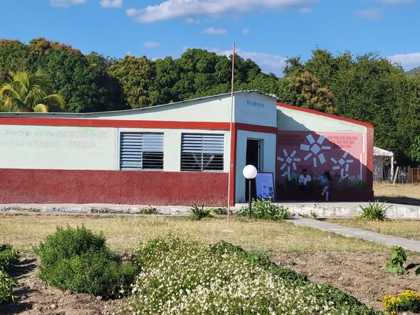 CNCTVGranma's tweet photo. UNICEF acompaña a escuelas en #Granma para que avancen gradualmente hacia mejores condiciones d agua, saneamiento e higiene. La metodología Tres estrellas guía para fortalecer hábitos, servicios e infraestructuras que protegen la salud y el bienestar d educandos.
Fte/@UNICEFCuba https://t.co/UuR2F2WHuL