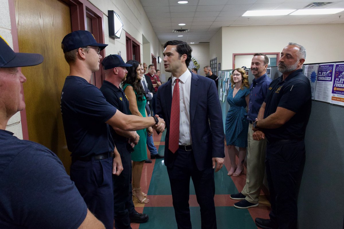 RepBrandonGill's tweet photo. It was an honor to meet with the Gainesville Police and Fire Departments, the brave men and women who keep our community safe. I will always back the blue. https://t.co/z6yLedPoQC