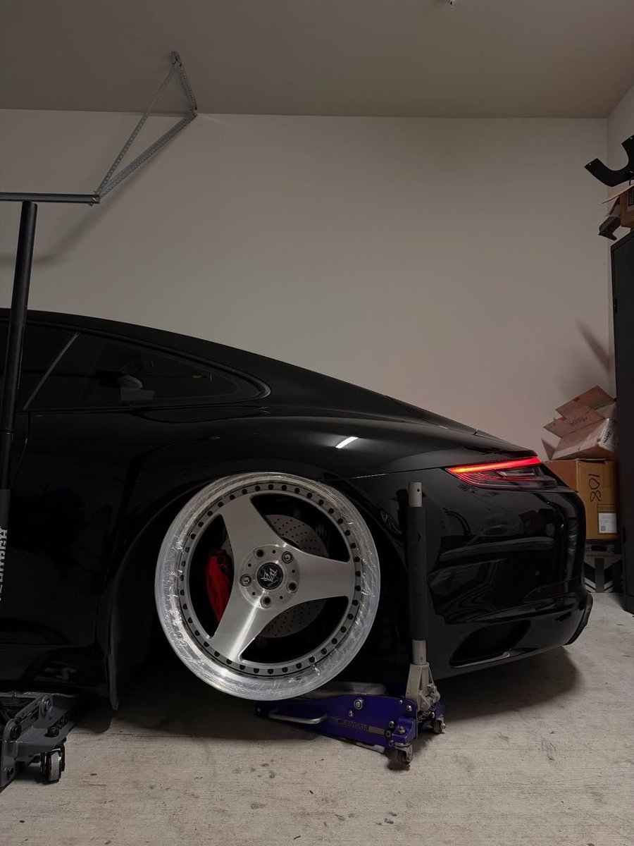 CarSighting's tweet photo. Three spoke wheels keep growing on me https://t.co/KRP5fKeREa