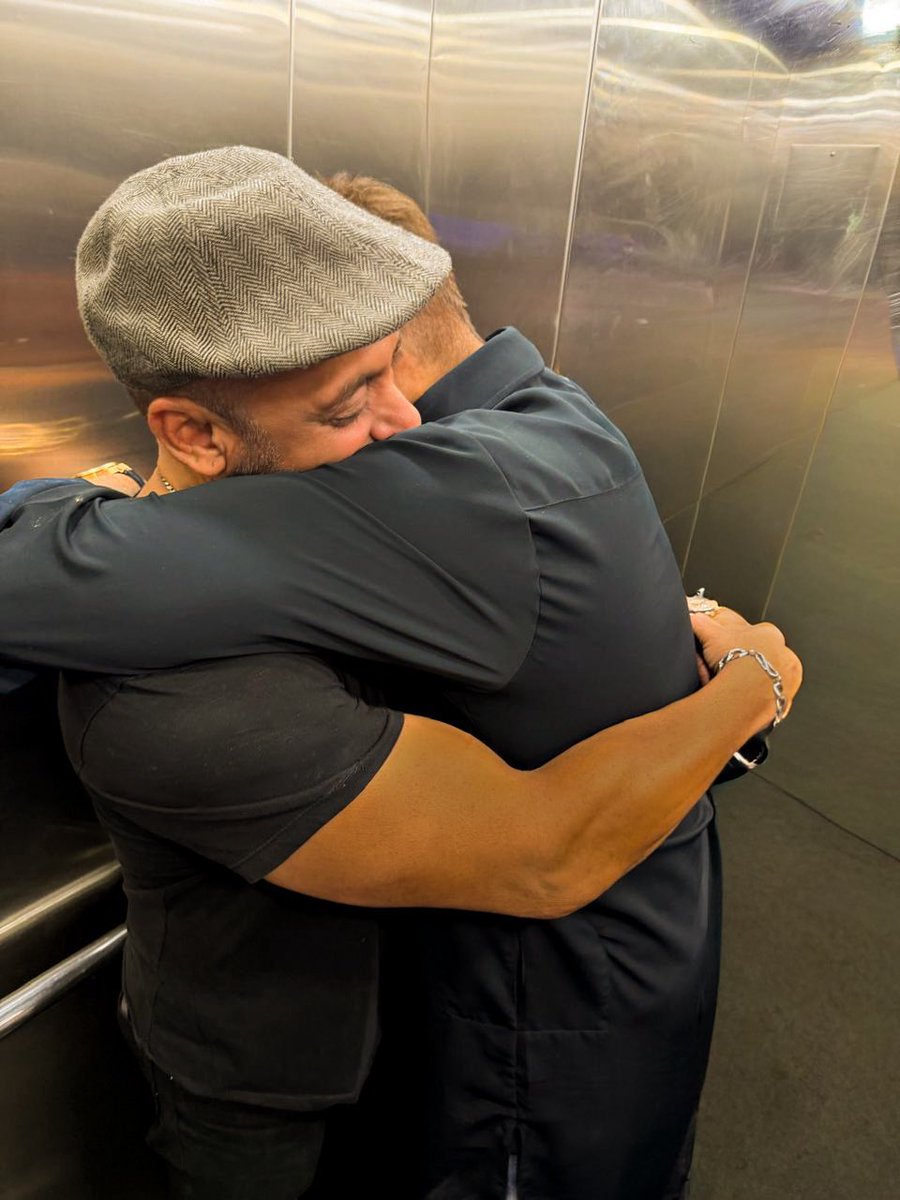 Its_CineHub's tweet photo. Everybody needs friends like #SalmanKhan 🔥

He posted heartwarming picture with Sanjay Dutt 🙏🏻 https://t.co/BUfV4rnQHT
