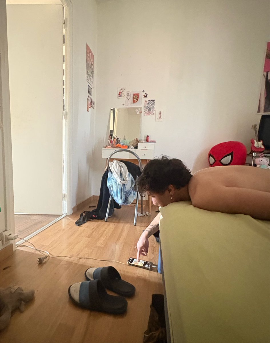 idkbuthalsey's tweet photo. mon coloc des fois il débarque il se met au pieds du lit comme le chat et il doomscroll comme ça https://t.co/ER402vh8uL