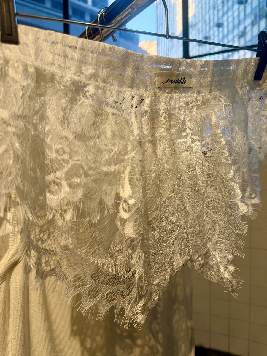 EdnaldoFonseca_'s tweet photo. Olha só a peça viral da marca franco-brasileira Maldito Paris usada por Juliano Floss na apresentação Fantastic Fashion Fetish, do estilista Francisco Terra no Cine Copan. Visitei a pop up e a expo homônima que estão na intimista Galeria Pivô no Edf. Copan, cartão postal de São Paulo. Coleção vibrante que mergulha em signos queer, extravagância, com muita personalidade em refs oitentistas e psicodélicas. Porque moda é liberdade. 📸 primeira foto, reprodução IG @julianofloss #moda