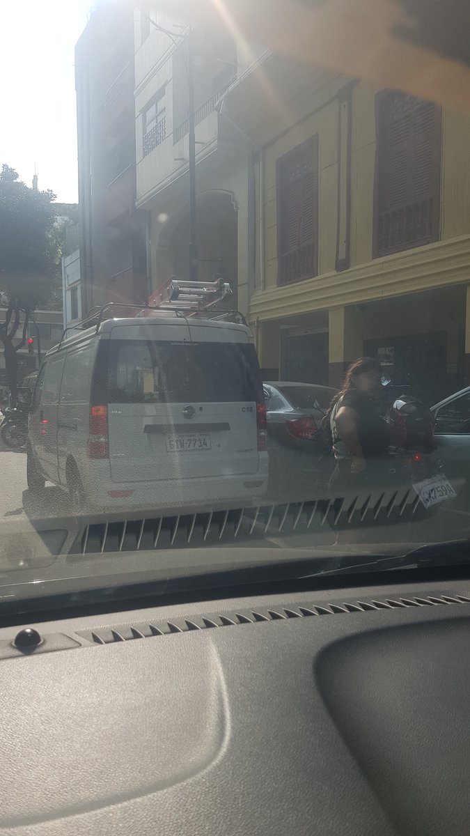 CoelloAb's tweet photo. @ATMGuayaquil @ATM_Transito este vehículo lleva más de media hora parqueado en doble columna, en las calles Colón entre Chile y Chimborazo. Pasa el agente de atm pero no toma procedimiento. https://t.co/7BvPVhGtgt