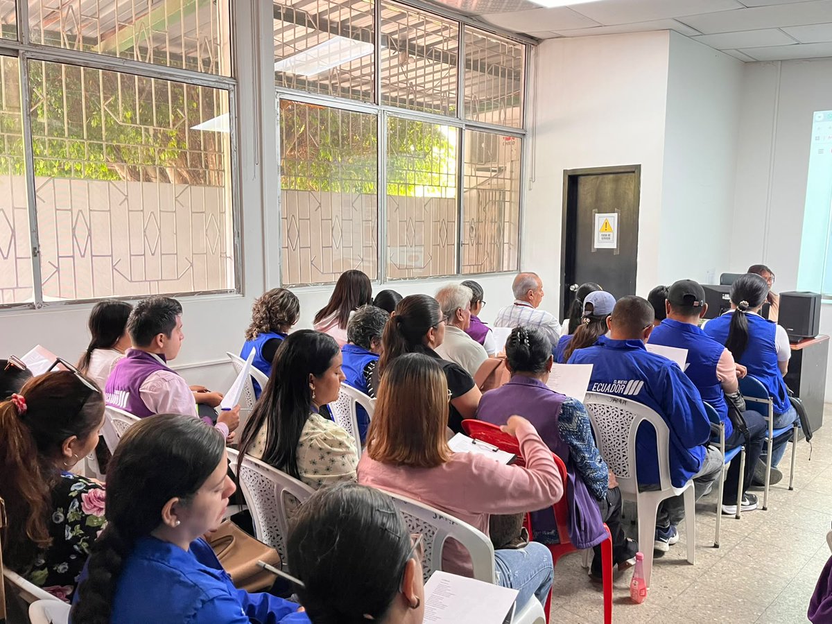 M13d1073282's tweet photo. Fortalecemos conocimientos para promover el desarrollo integral en la primera infancia. 👶🌱
#GobiernoDelEcuador https://t.co/LkT7aoNs9P